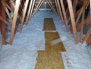 Zateplení stropu bungalovu pomocí foukané izolace